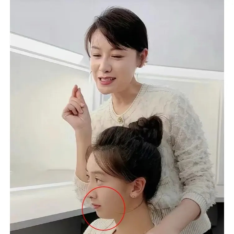 的姿态突出, 围绕着关于, 存在一些言 的姿态突出, 围绕着关于, 存在一些言